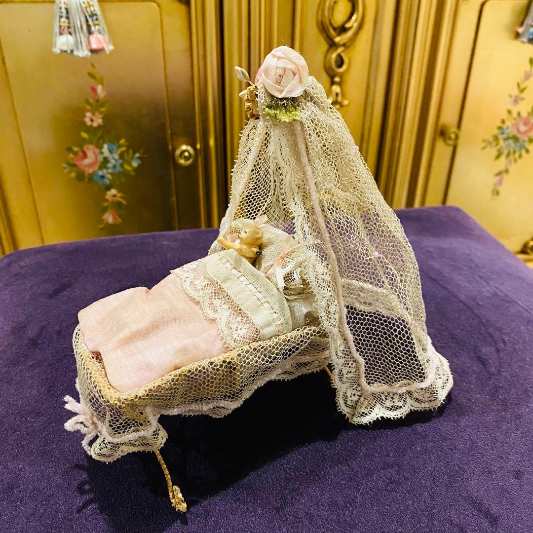 フランスアンティークの小さなベビーベッド