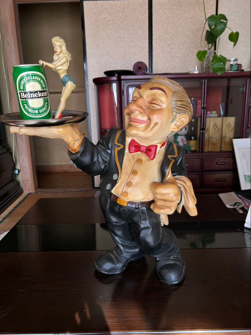 大幅値下げ！！　ウェイターの陶器フィギュア