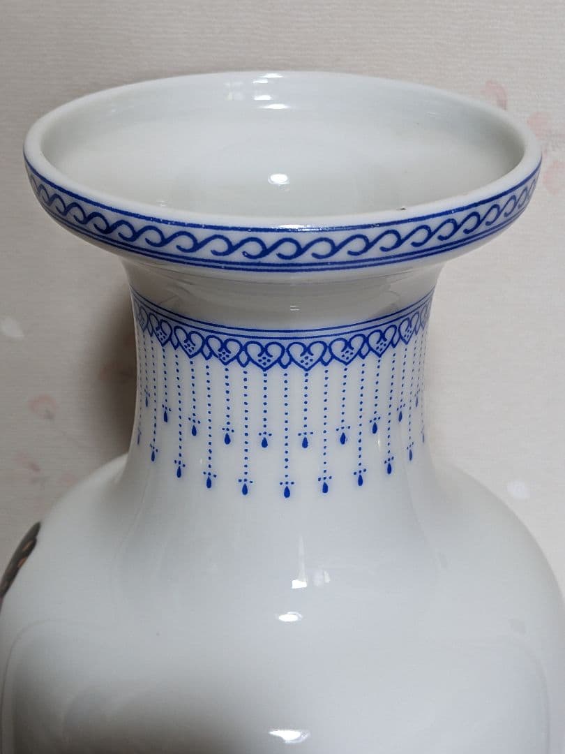 ♦中国陶磁器 瓔珞紋 団扇美人図 粉彩花瓶 陶画工１級職人手描き絵付け骨董品