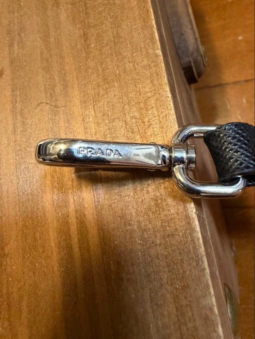 PRADA iPhone16proケース ストラップ付き