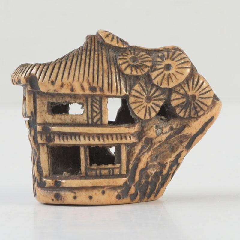 時代提げ物　鹿角彫刻　山水楼閣彫　根付　置物　V　9639