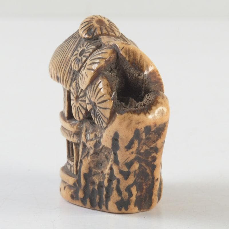 時代提げ物　鹿角彫刻　山水楼閣彫　根付　置物　V　9639