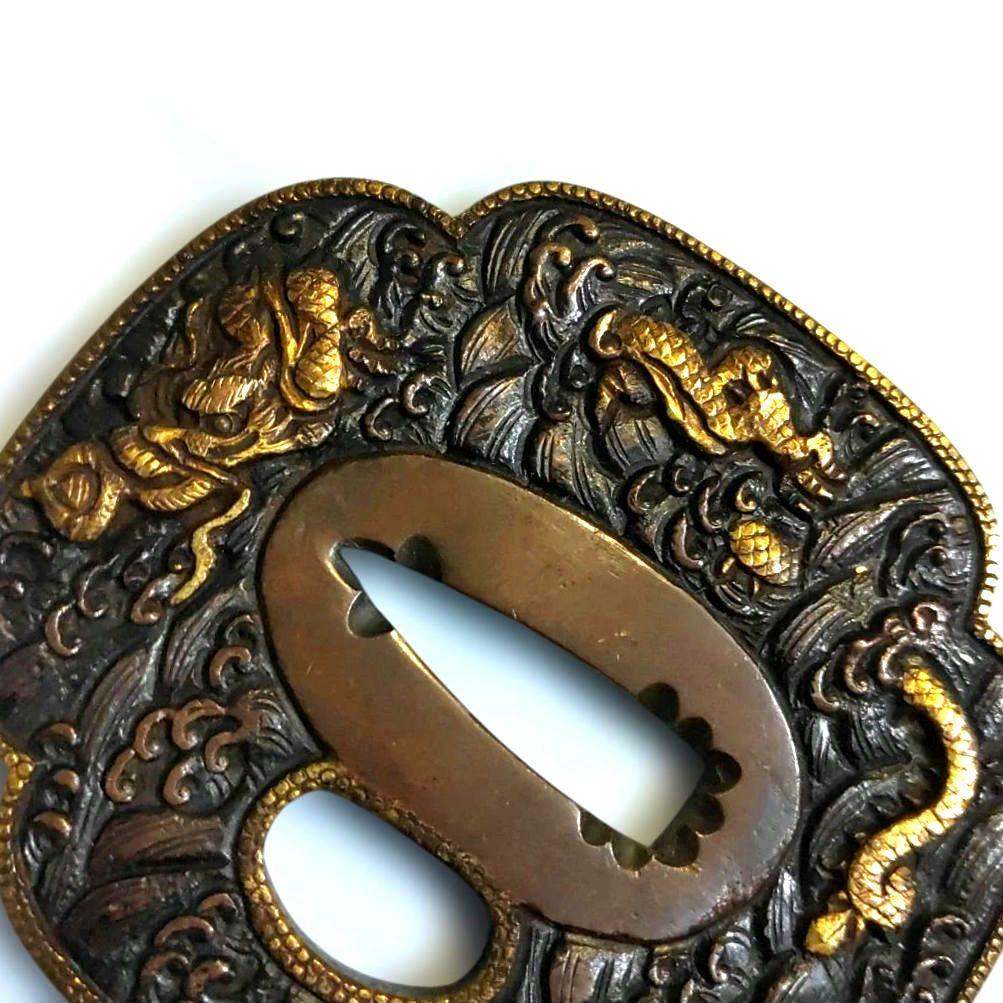 b8.　波龍図鐔　銅地　真鍮象嵌　覆輪　美濃鐔