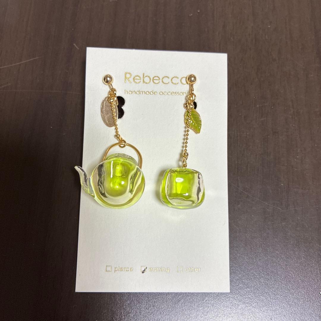 ハンドメイド 透明緑色 ティーポットイヤリング