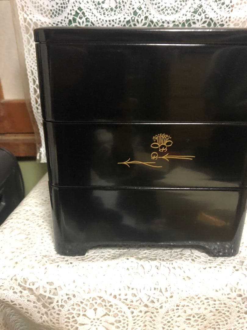 重箱 黒地 金色 松の木