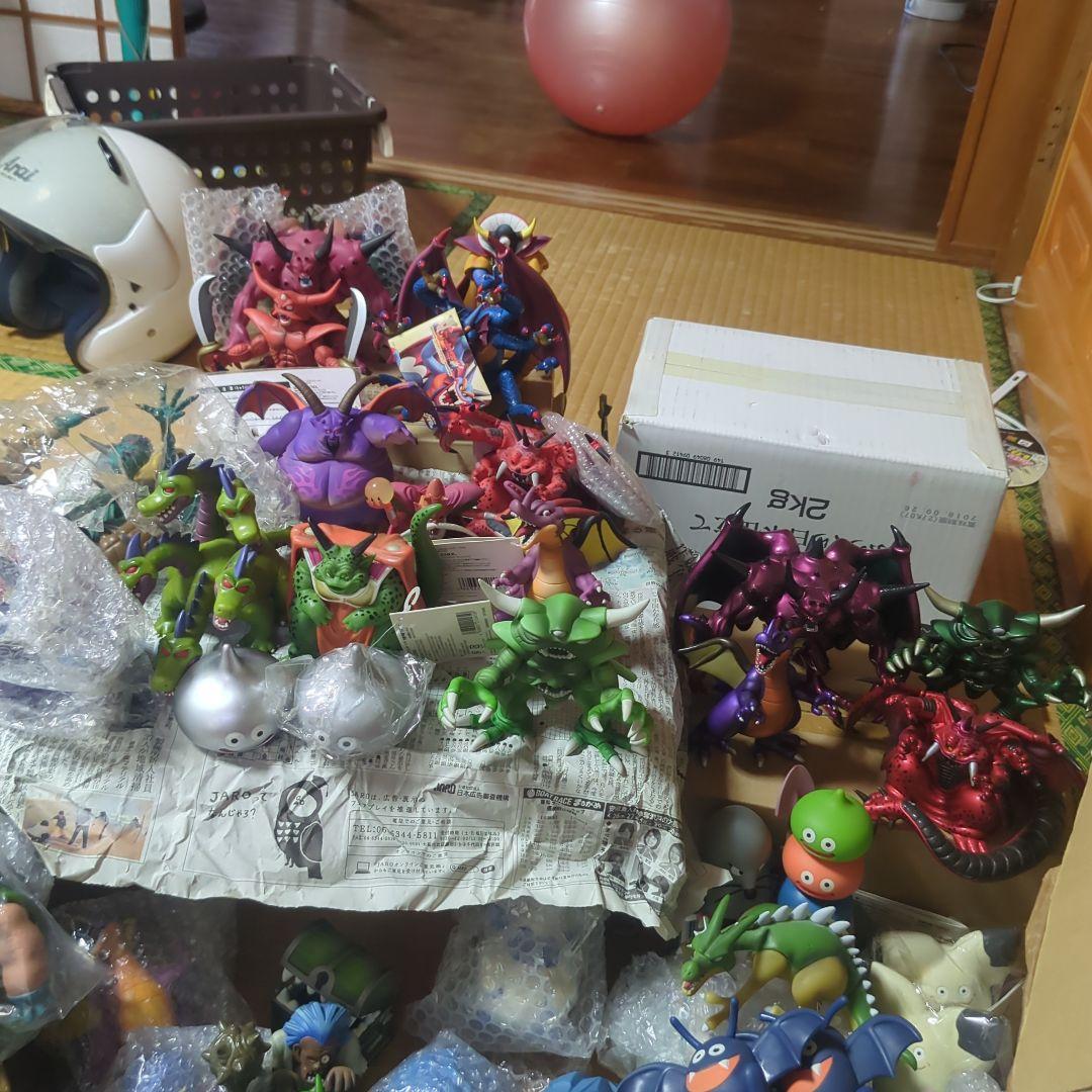 まとめてドラクエソフビ90体ほど、おまけで勇者と仲間その他キャラクター、