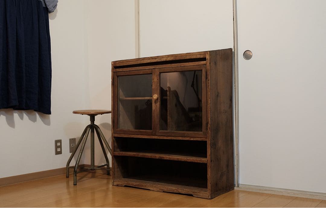 ヴィンテージ木製キャビネット、侘寂の美学漂う一品