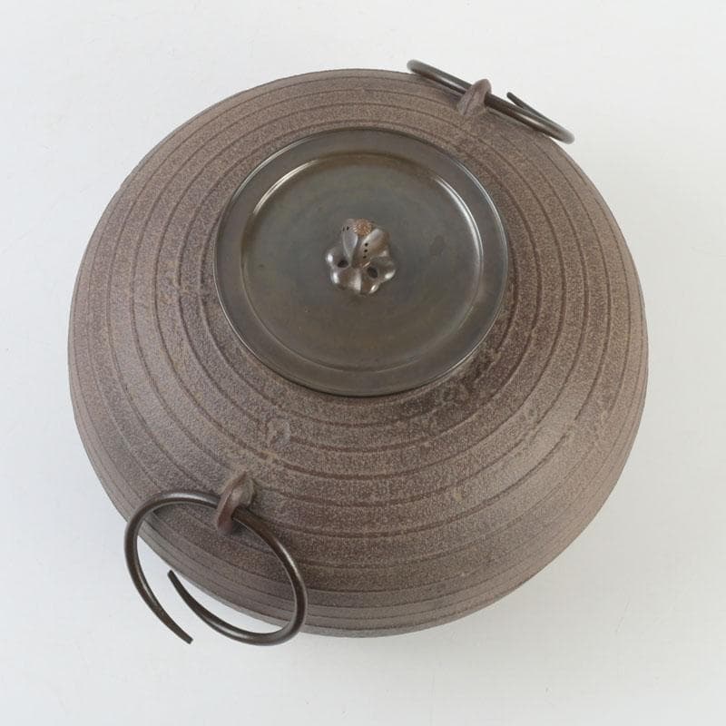 茶道具　釜師　菊池政光作　筋入平丸釜　共箱　V　9293A