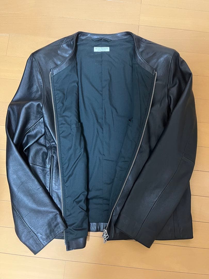 黒ノーカラーレザーシングルライダースジャケット