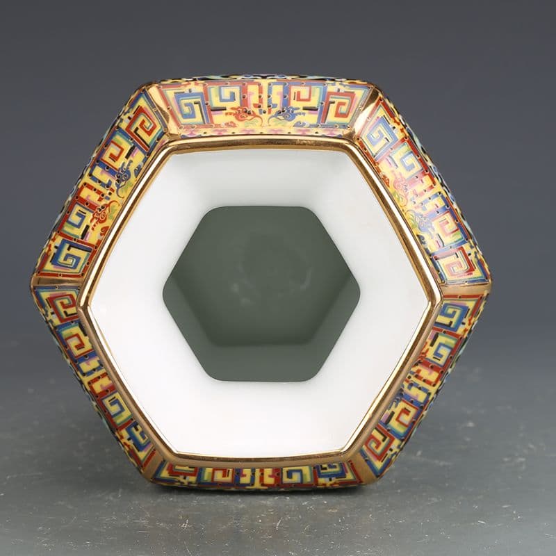 乾隆琺瑯彩六方瓶 景徳鎮 陶磁器 装飾品 工芸品 美術品 置物