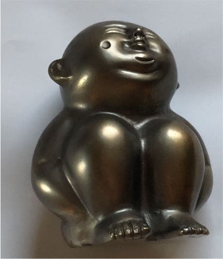 しゃがみ込むエクボのある子供像　箱付き