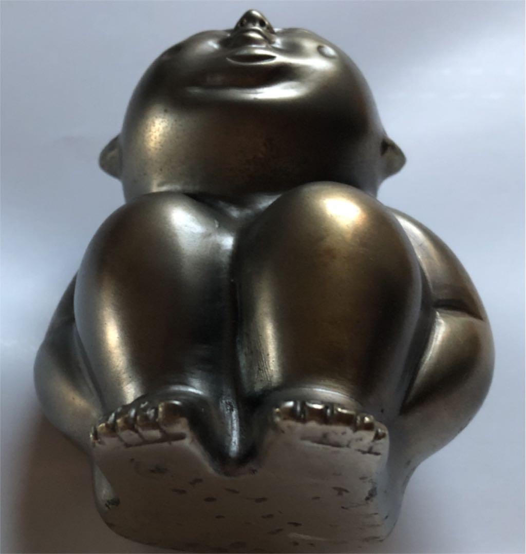 しゃがみ込むエクボのある子供像　箱付き