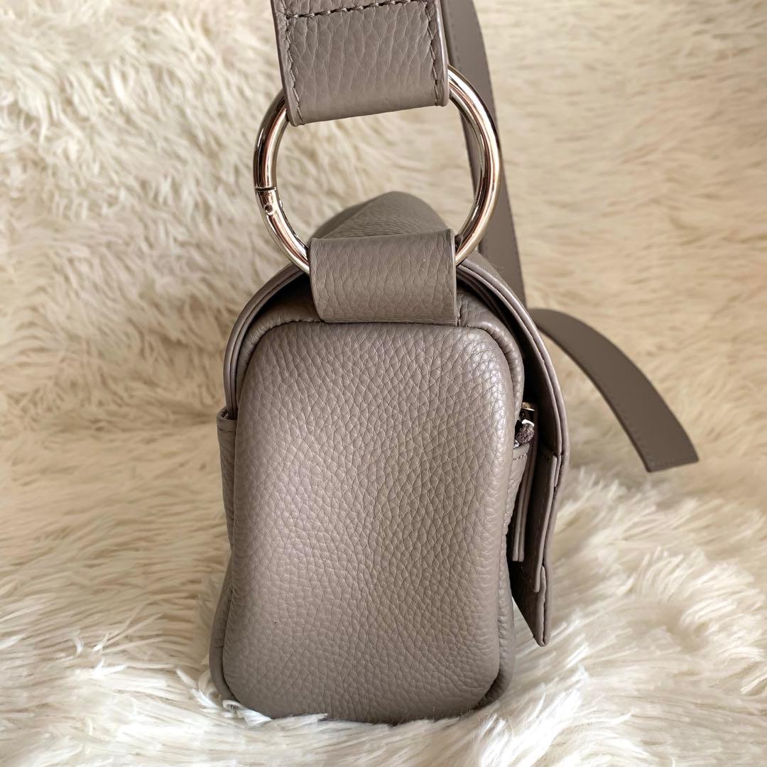 ビアズリー BEARDSLEY レザーボディバッグ　グレージュ