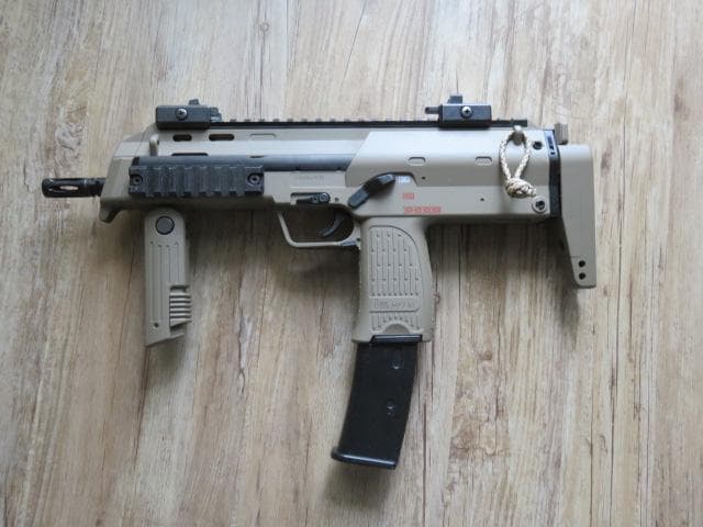 東京マルイ製コンパクト電動ガンＭＰ７Ａ１TAN カラー