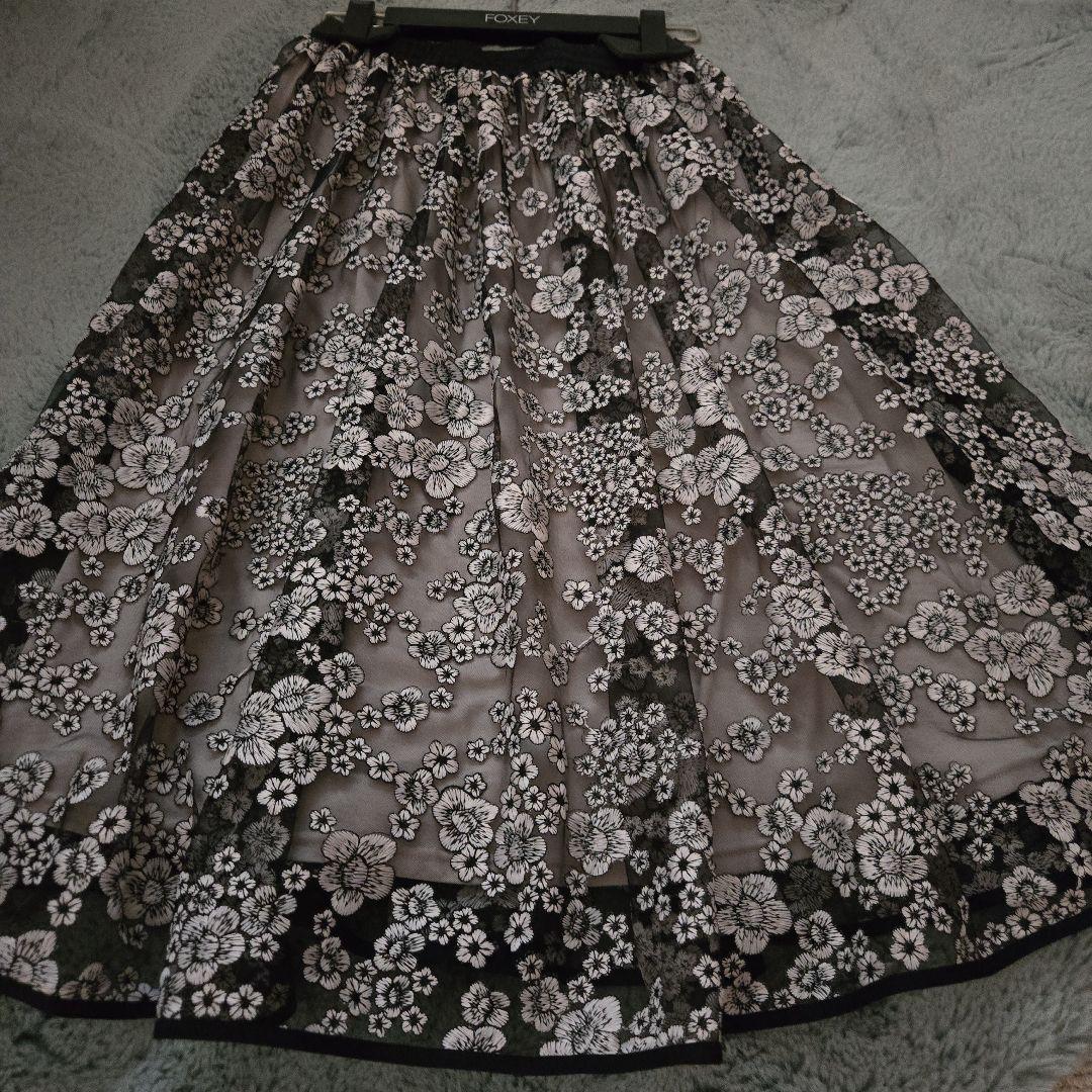 ダブルスタンダードクロージング　黒とベージュの花柄フレアスカート