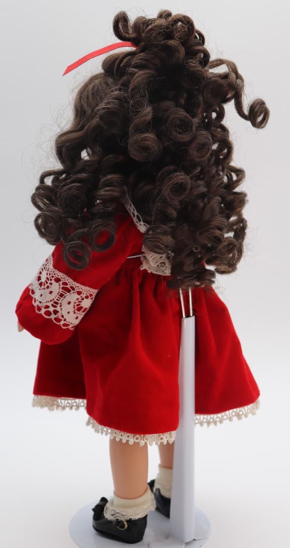 レース付き赤いドレスの人形