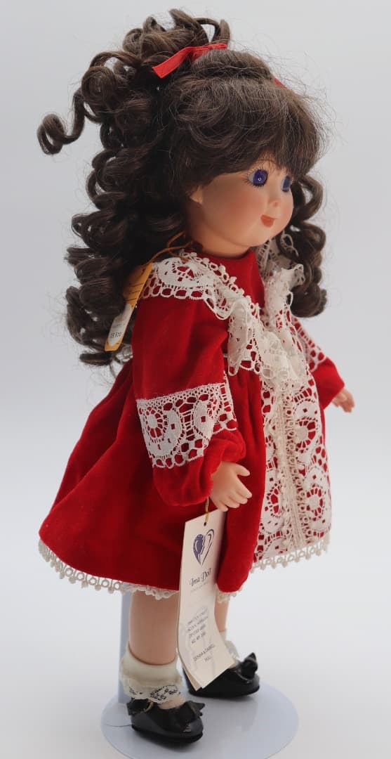 レース付き赤いドレスの人形