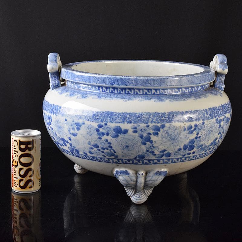 瀬戸焼　古瀬戸　染付　花文　蝶三足　大火鉢　大香炉　M　R8176B