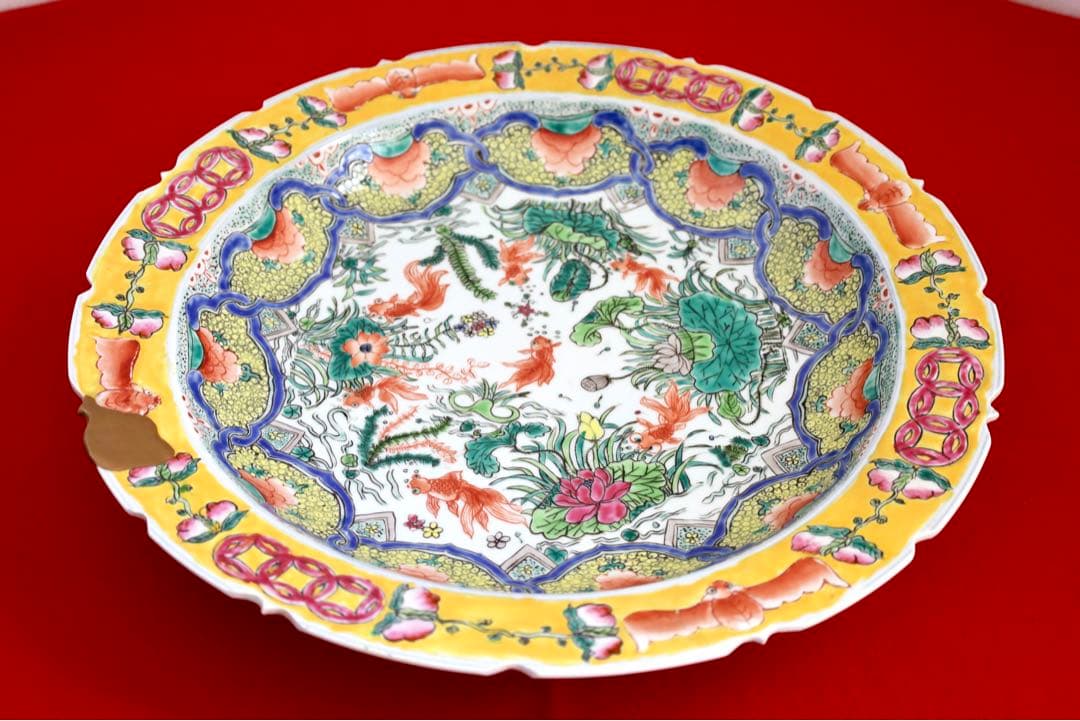 中国雑貨・大皿・飾皿【慎徳堂製　粉彩　中国美術　金魚　蓮華】