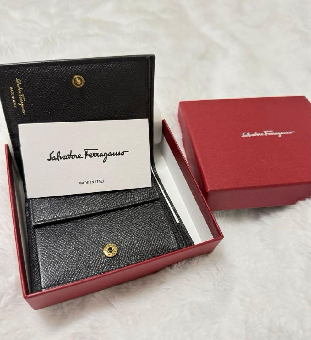 【フェラガモ】現行モデル ガンチーニ 二つ折り財布 ブラック 本革 黒