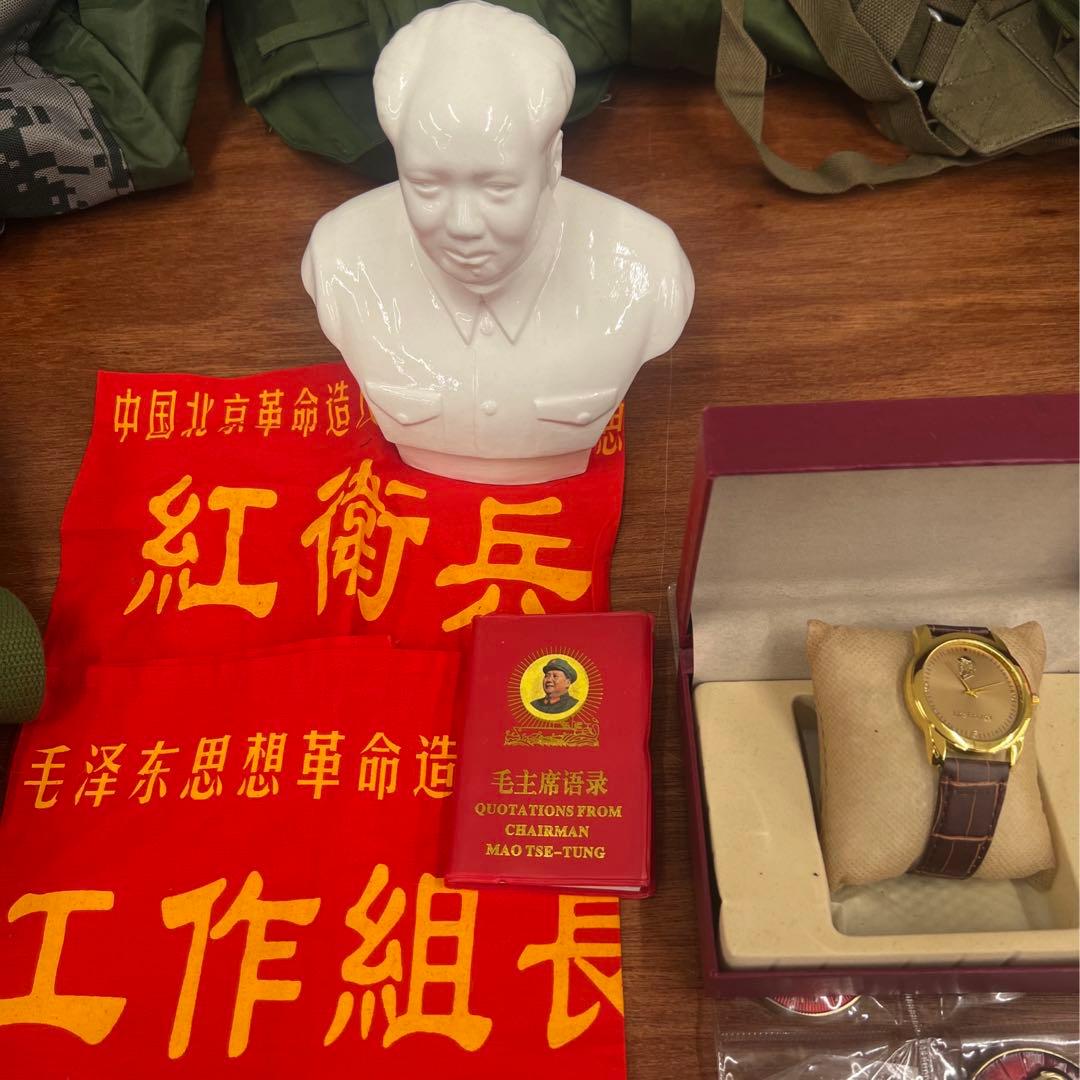 蔵出し　毛沢東主席像白磁と文革腕章、毛語録、毛バッチ、毛沢東記念軍時計6点セット