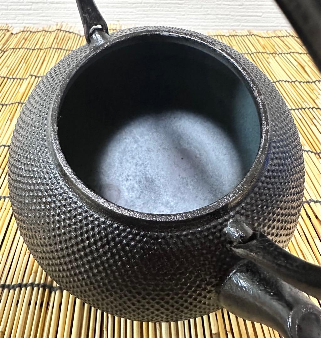 未使用、栞、タグ、南部鉄器検査証付き　南部岩鋳造１０型アラレ　南部鉄瓶　南部鉄器