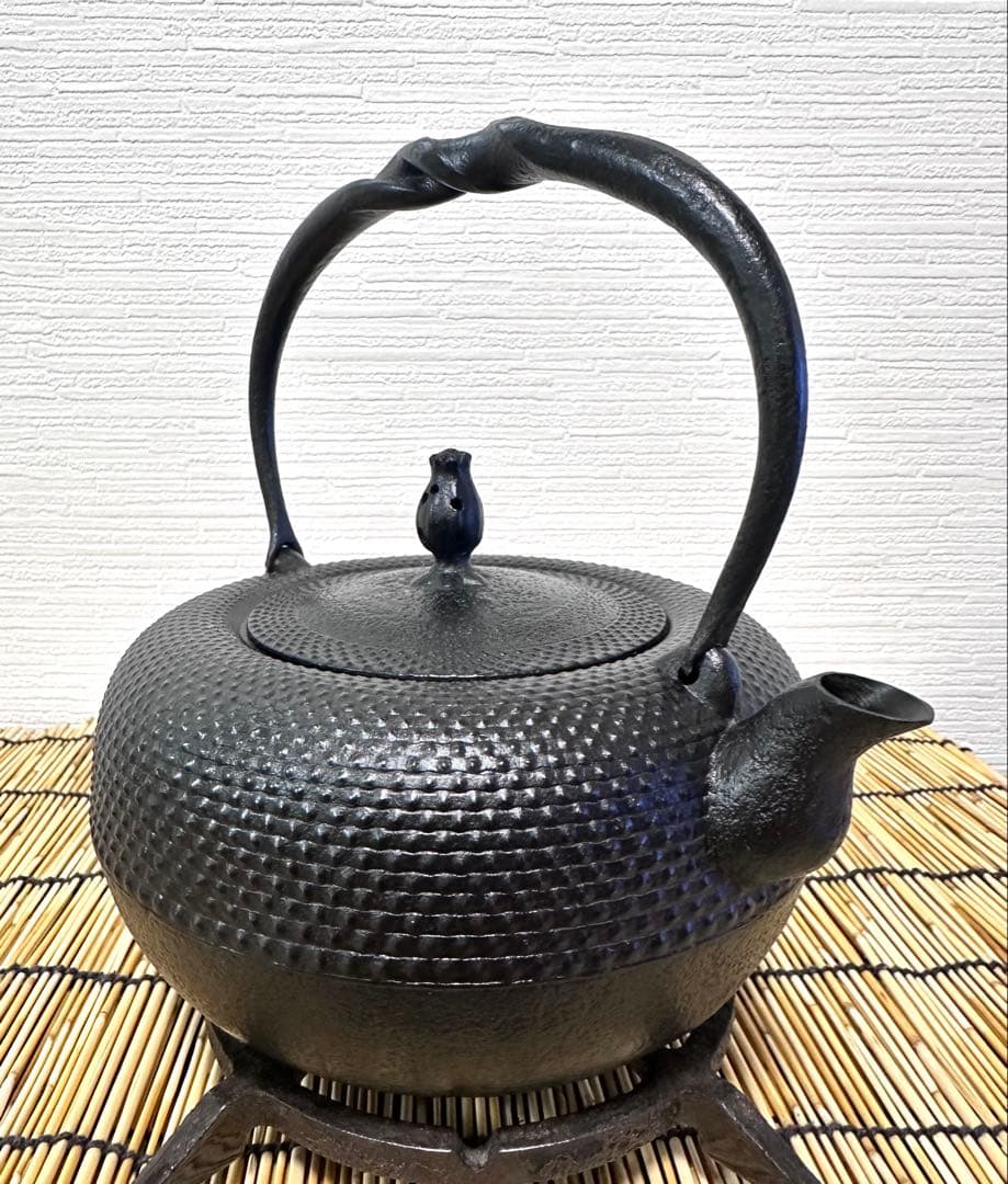 未使用、保管品　南部虎山工房造　前田知行　１５型姥口アラレ　南部鉄瓶　南部鉄器