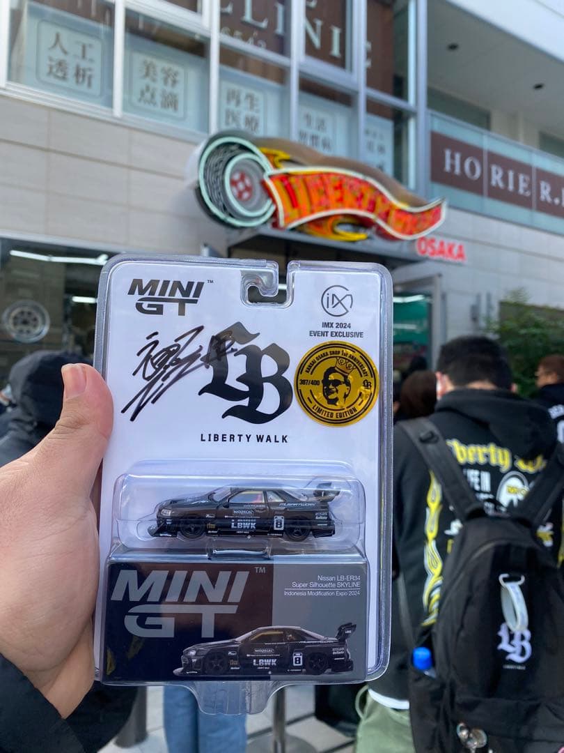 MINI GT LBWK r34サイン入り