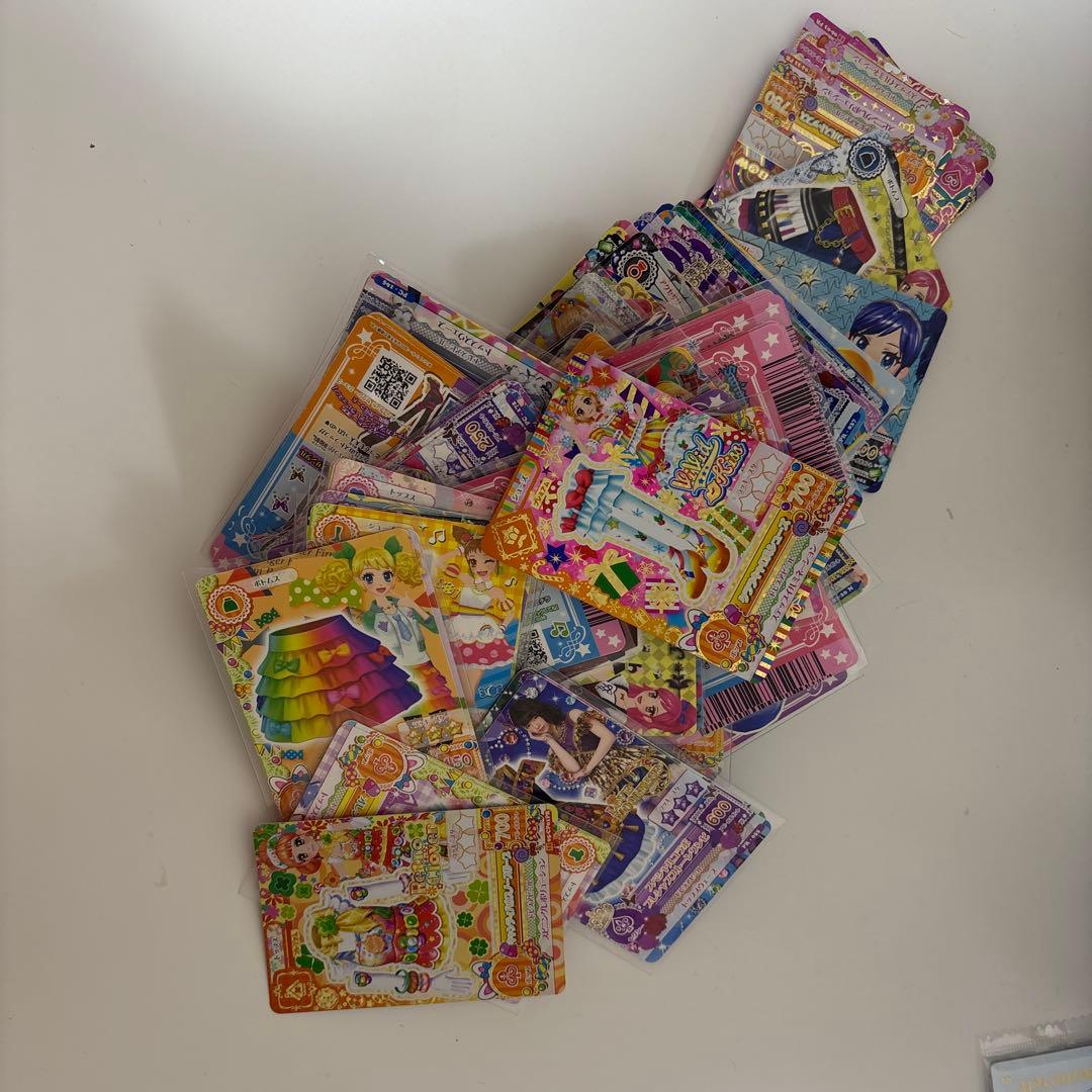 アイカツカード 部屋片付けてたらたくさん出てきました。 まとめ売り 全売り