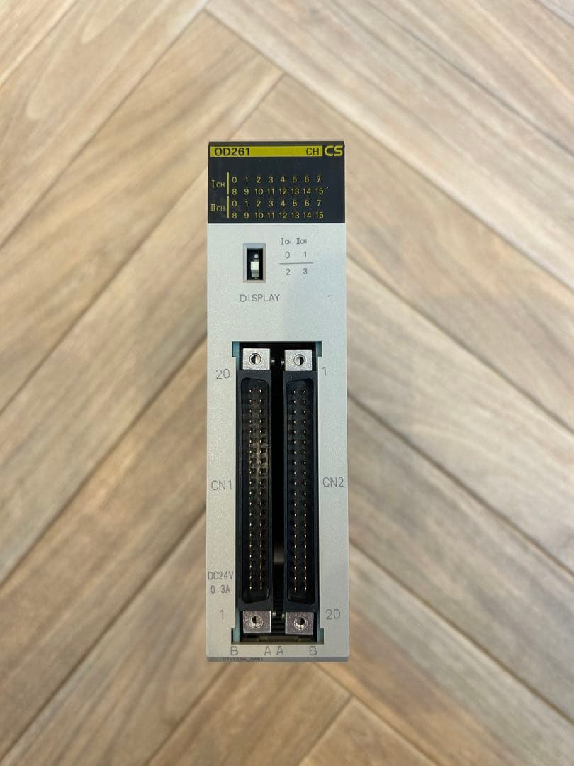 【新品未使用】オムロン 出力ユニット CS1W-OD261