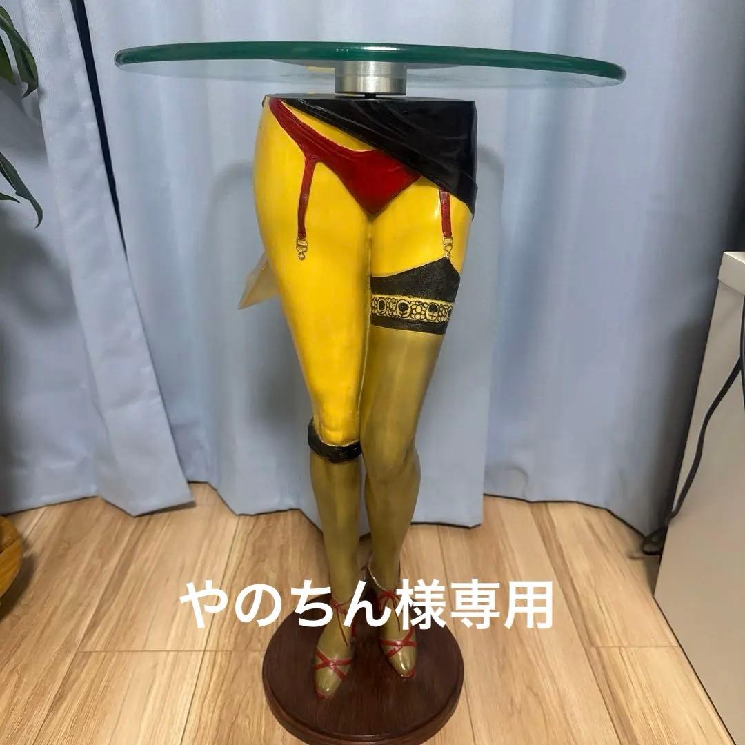 赤いヒールのバベット　サイドテーブル