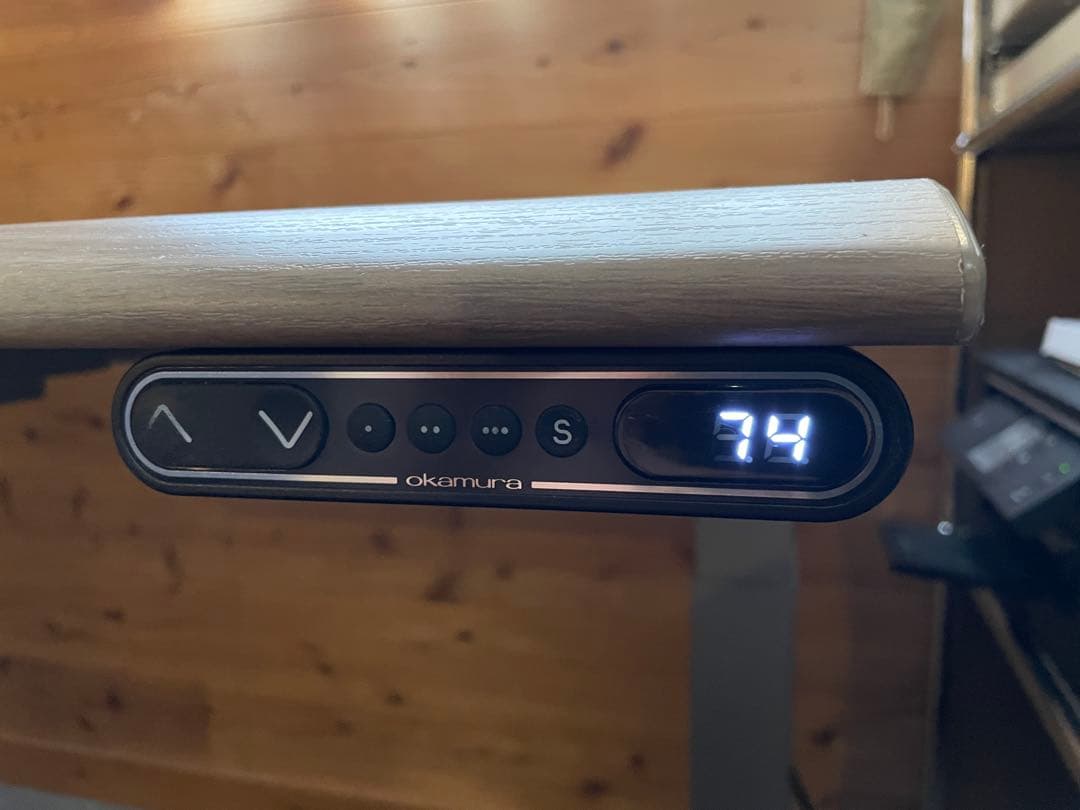 オカムラ 自動昇降デスクSwift 天板幅135×奥行67cm 25万円超