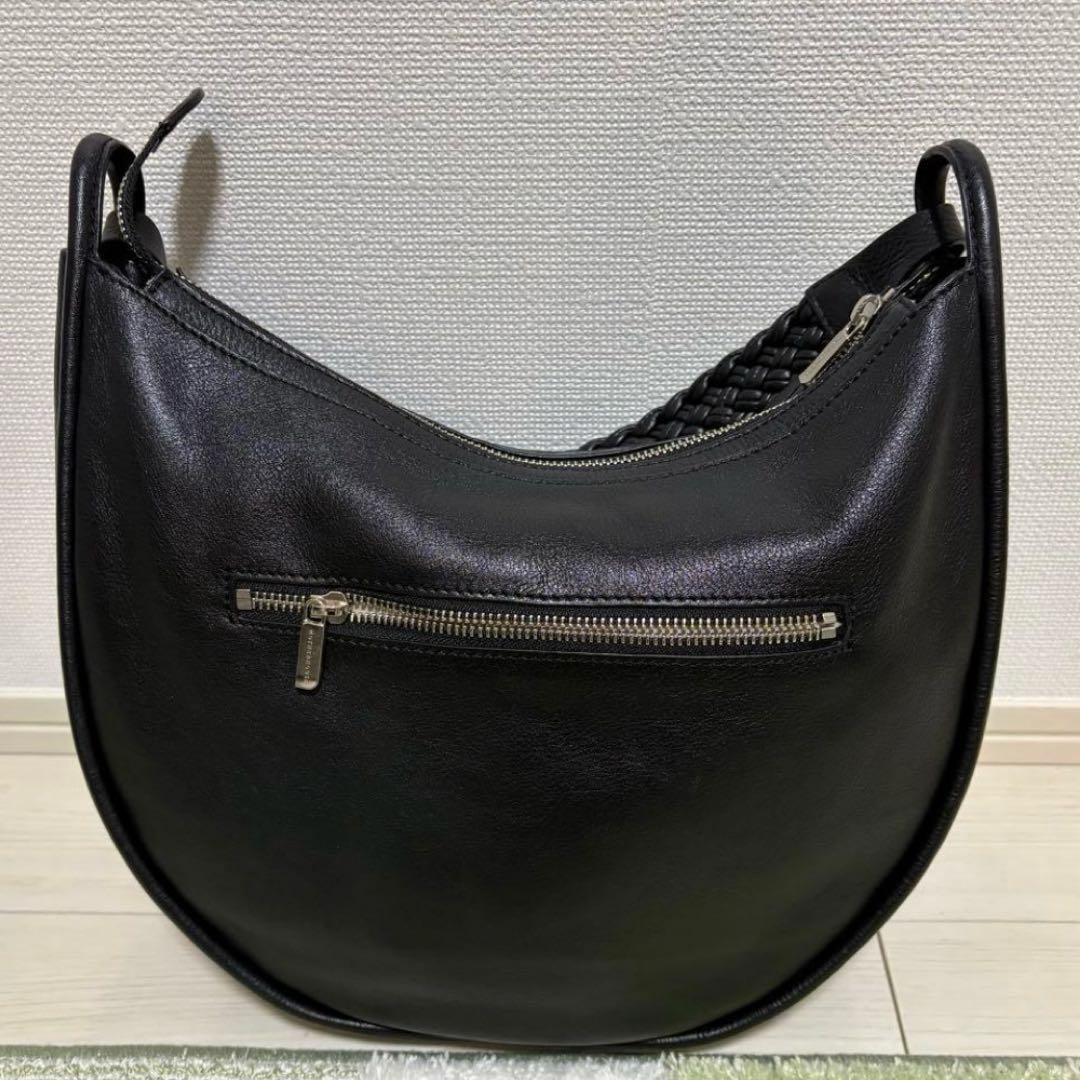 黒いハーフムーン型ショルダーバッグ