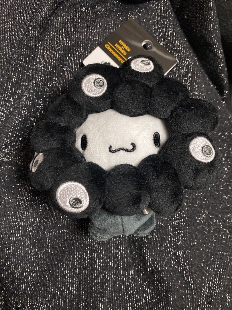 大阪　万博　ミャクミャク　サンリオ　黒　カラビナ　シナモロール　シナモン