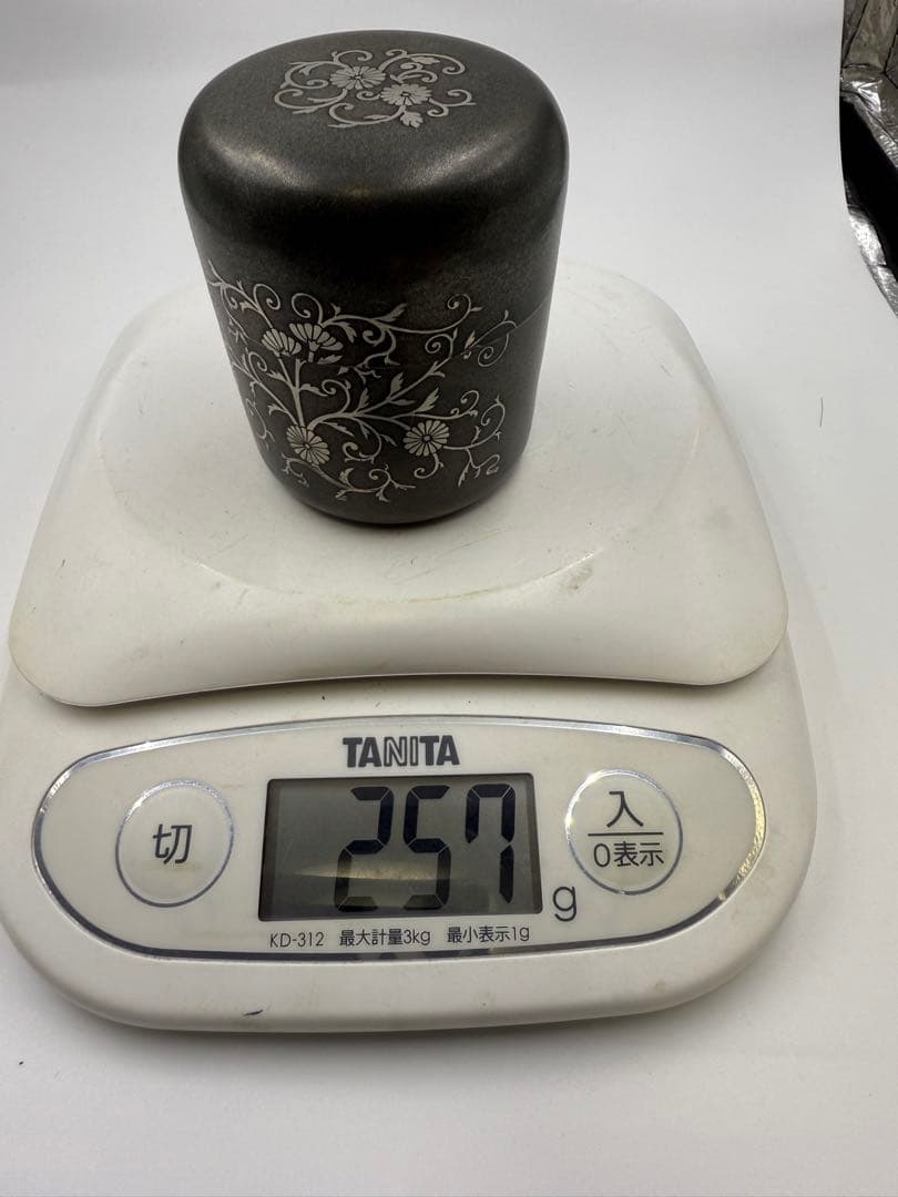 黒色花模様の茶道具 茶筅入れ本錫光德作