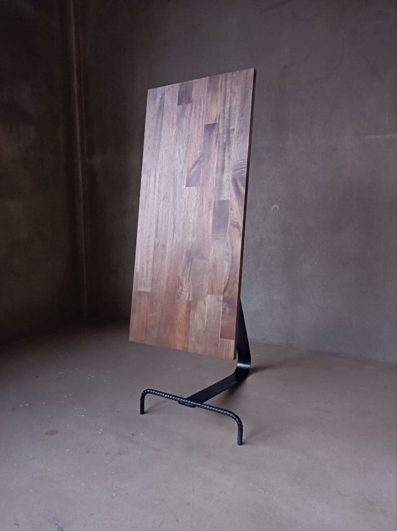 ゆらゆら揺れるアイアン看板