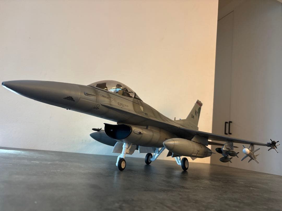 エリートフォース　F-16fighting falcon1/18
