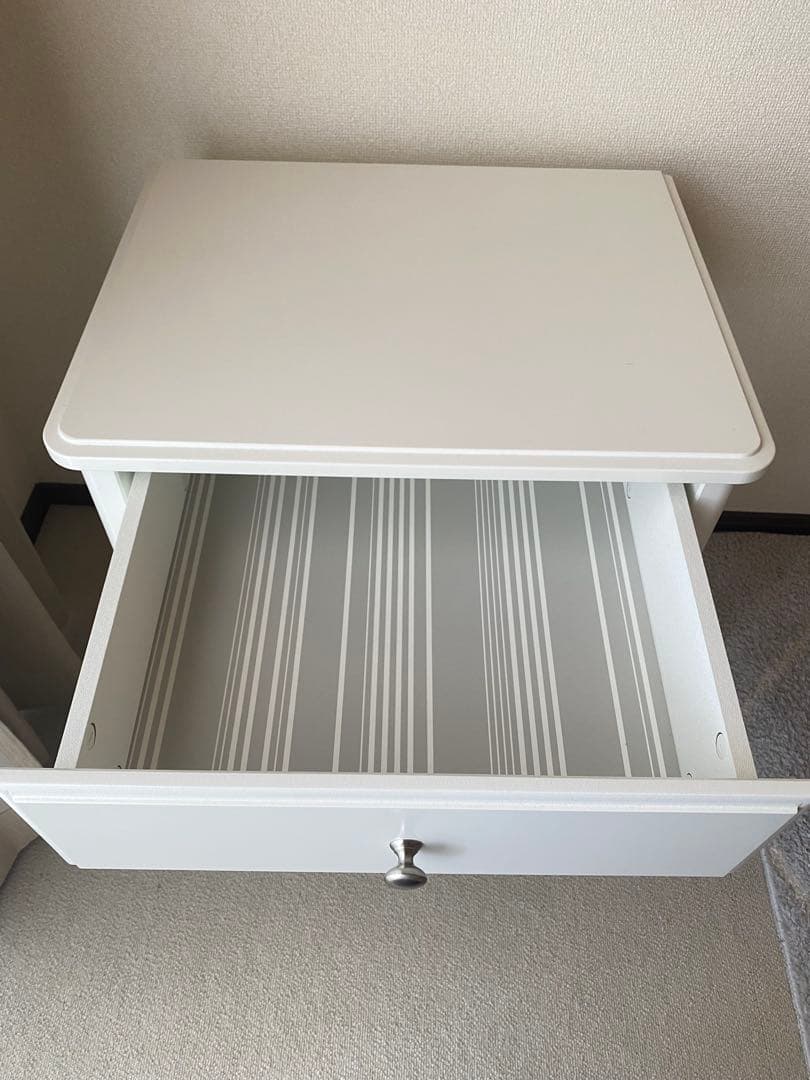 【取引中】IKEA TYSSEDAL サイドテーブル 白