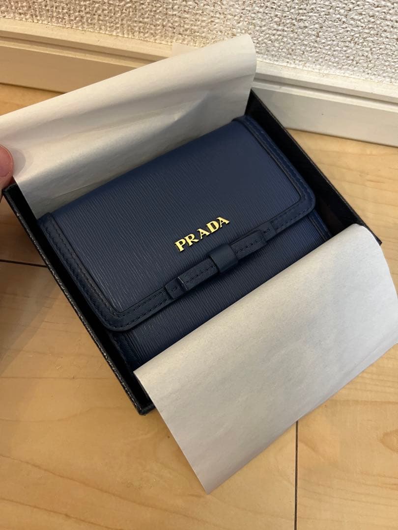 PRADA 財布　二つ折り　青