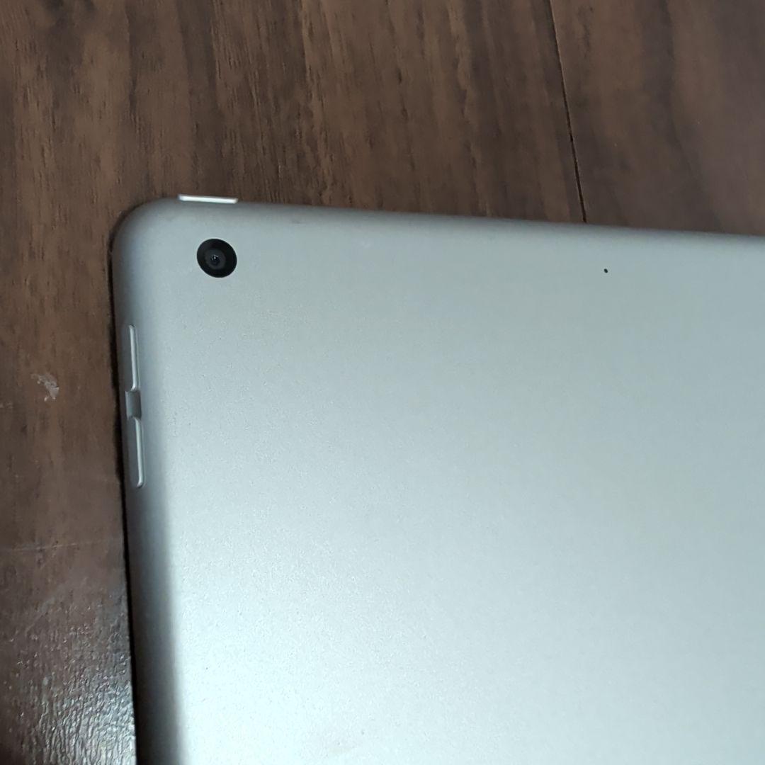 Apple iPad 第7世代 本体 シルバー WiFiモデル 美品充電器付き