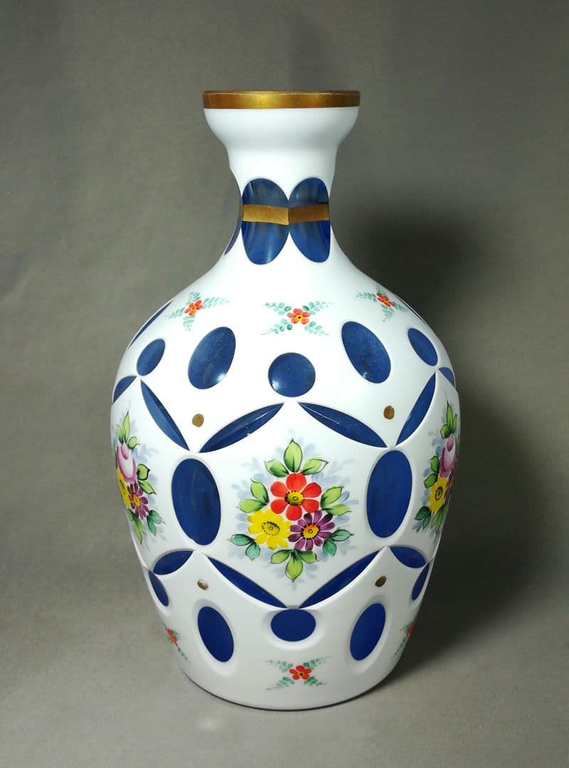 ボヘミアンガラス　切子　乳白色青地　色被せガラス　花瓶　フラワーベース