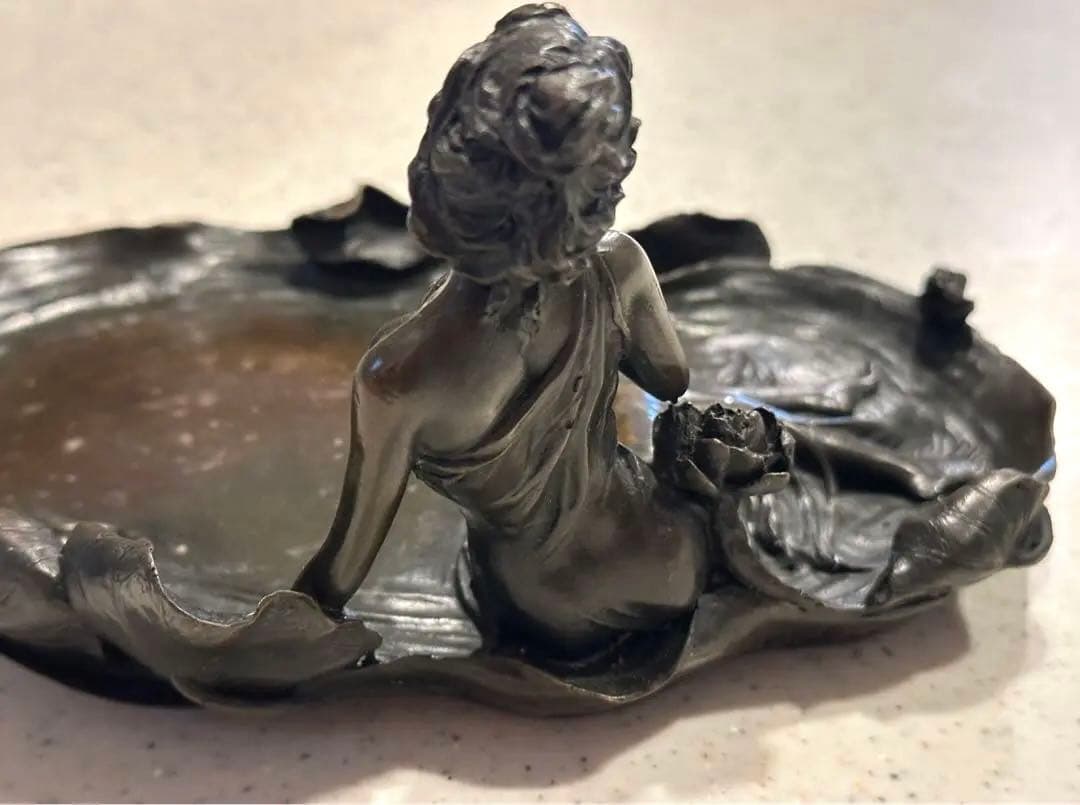 水辺の花と女性のブロンズ製彫刻プレート☆銘入り アクセサリープレート