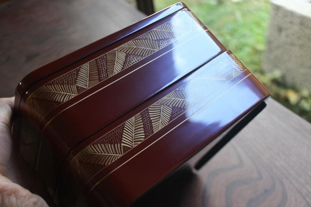 デッドストック！上質朱漆に優美な羊歯沈金の映える二段重（検重箱お重