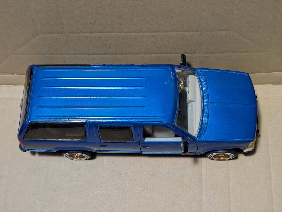 サニーサイド 1993 シボレー サバーバン 1/24 ブルーゴールド