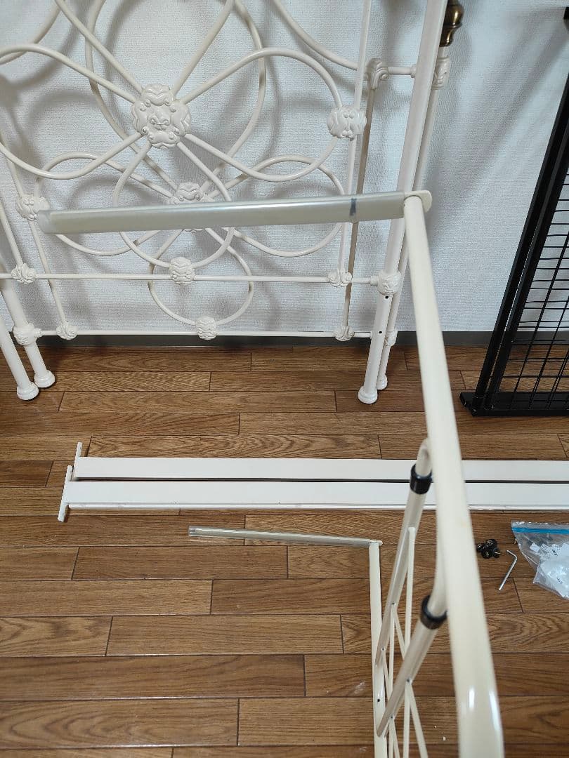 ローラアシュレイ　シングル　アイアン　ベッド　フレーム　ベッドガード付