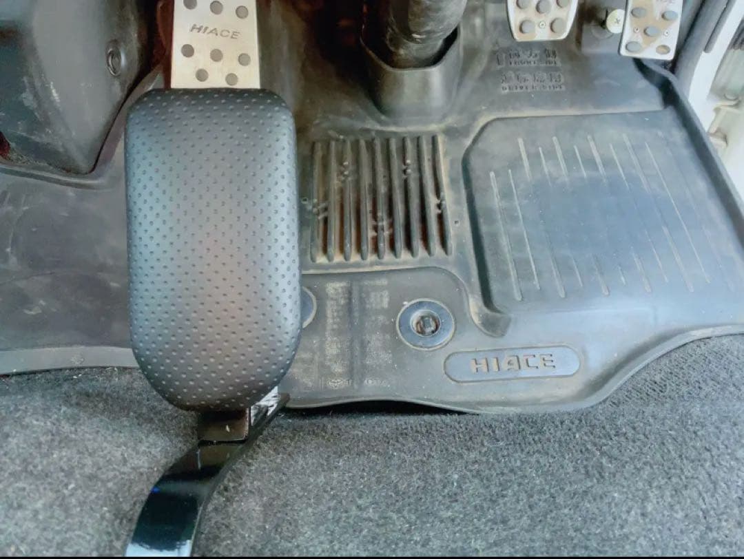 ハイエース200系　スーパーGL フットレスト　運転席側　足おき台