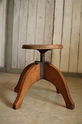 古い木製の回転丸椅子