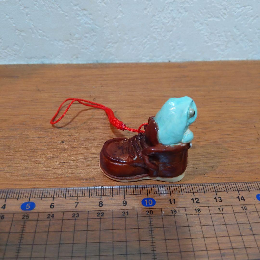 【おもちゃの靴に入って寛ぐイエアメガエル 根付】有名原型師製作品 手塗り一点物
