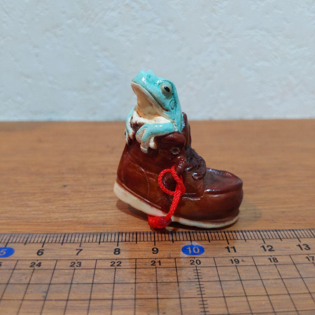 【おもちゃの靴に入って寛ぐイエアメガエル 根付】有名原型師製作品 手塗り一点物