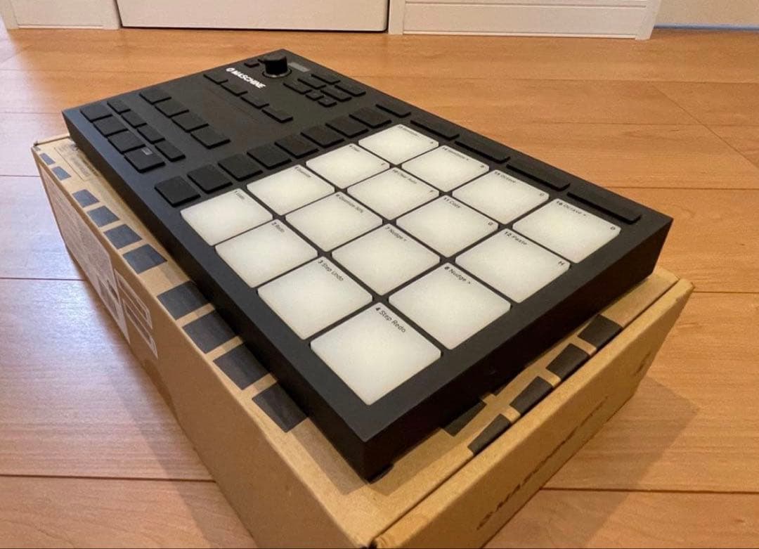 ②NI MASCHINE Mikro Mk3 ライセンス有